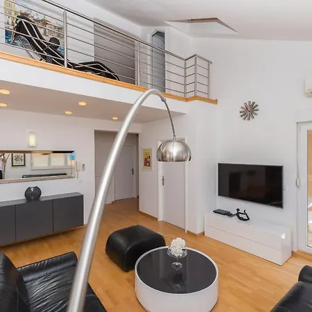 Apartment Marla *